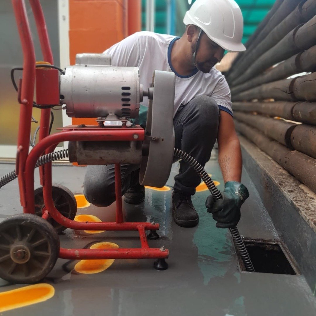 Desentupimento de esgoto com equipamento profissional